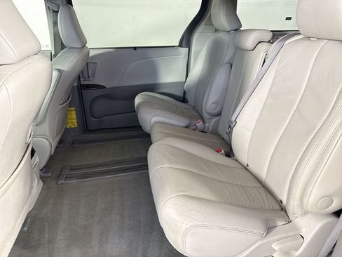 Used 2013 Toyota Sienna XLE image 22