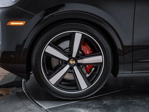 Used 2025 Porsche Cayenne S image 10
