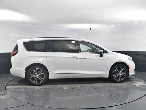 New 2026 Chrysler Pacifica Pinnacle w/ Trailer Tow Group AWD/4WD image 11