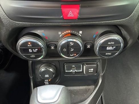 Used 2016 Jeep Renegade Latitude image 24