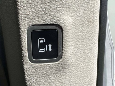 Used 2022 Chrysler Voyager LX FWD image 23