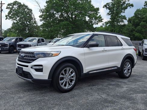 Certified 2023 Ford Explorer XLT w/ Equipment Group 202A AWD/4WD image 3
