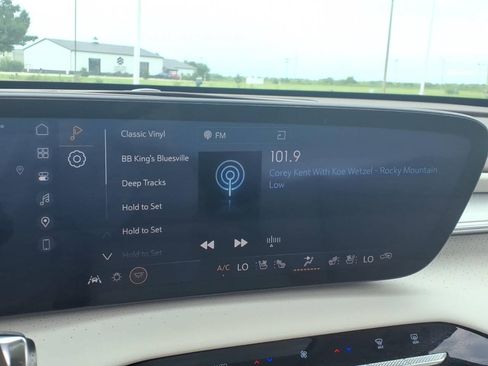 Used 2025 Buick Enclave Avenir w/ Super Cruise Package FWD image 18
