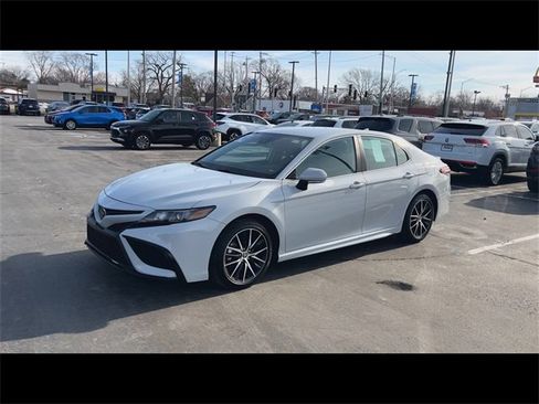 Used 2024 Toyota Camry SE w/ Convenience Package image 4