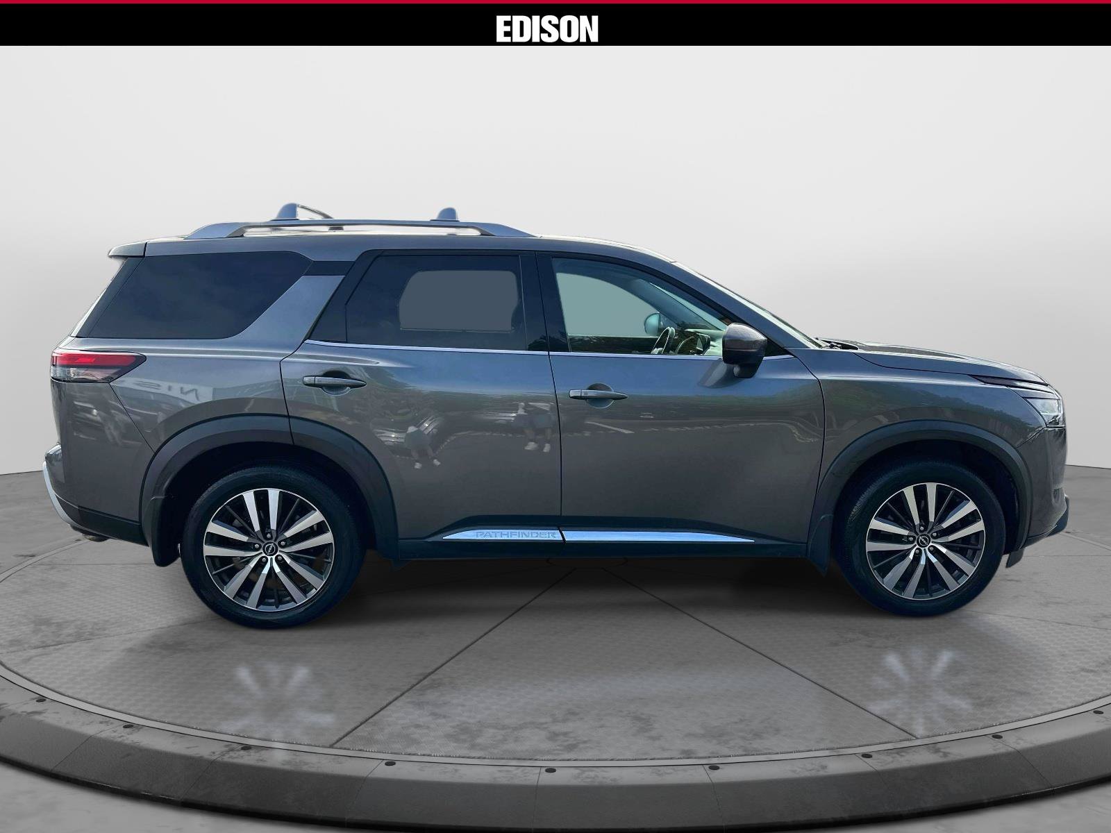 Used 2022 Nissan Pathfinder Platinum w/ Cargo Package AWD/4WD image 3
