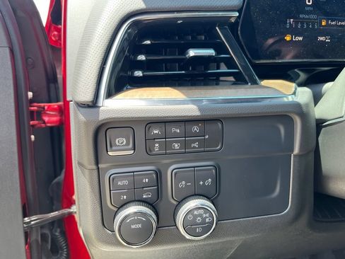Used 2025 Chevrolet Tahoe High Country AWD/4WD image 14
