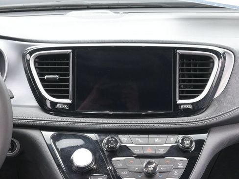Used 2024 Chrysler Pacifica Limited FWD image 26