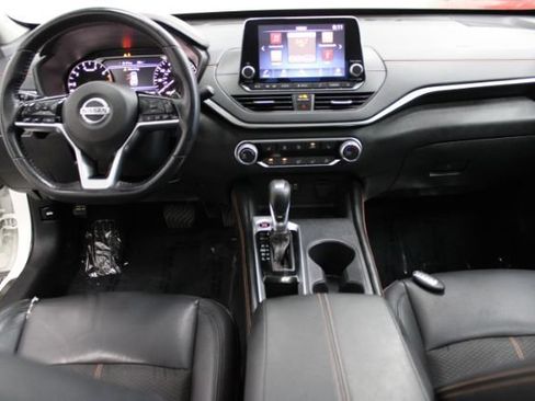 Used 2019 Nissan Altima 2.5 SR w/ SR Premium Package FWD image 2