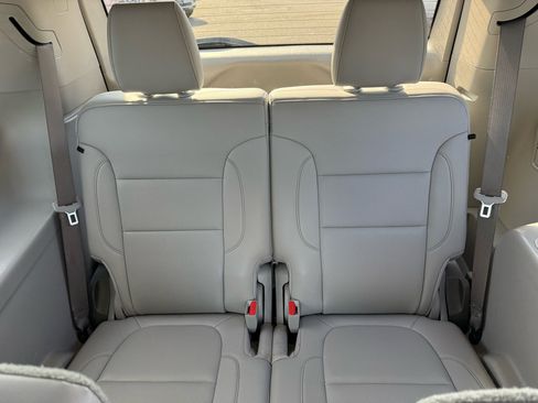 Used 2021 GMC Acadia SLT image 16