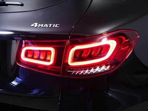 Used 2021 Mercedes-Benz GLC 300 4MATIC image 17