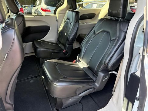 Used 2024 Chrysler Pacifica Touring-L image 18