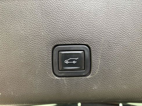 Used 2023 Chevrolet Traverse LT AWD/4WD image 30