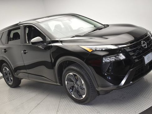 Used 2024 Nissan Rogue SV FWD image 3