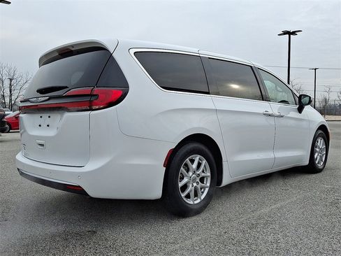 Used 2023 Chrysler Pacifica Touring-L image 9