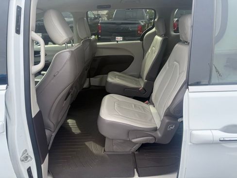 Used 2018 Chrysler Pacifica Touring-L image 32