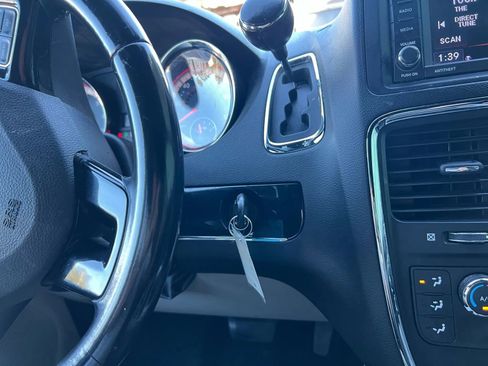 Used 2019 Dodge Grand Caravan SXT image 17