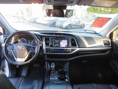 Used 2019 Toyota Highlander SE image 23