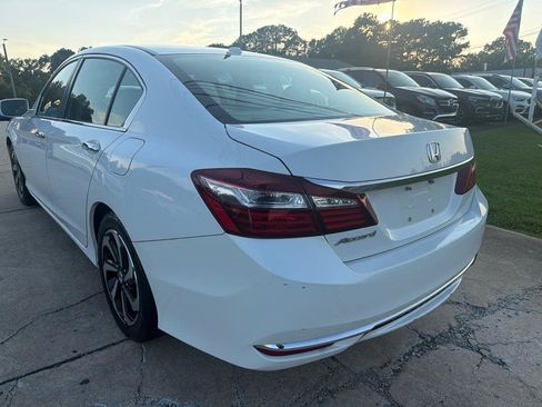 Used 2017 Honda Accord EX image 8