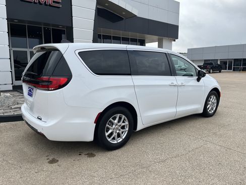 Used 2024 Chrysler Pacifica Touring-L FWD image 3