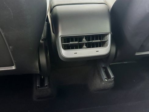 Used 2022 Tesla Model Y Long Range AWD/4WD image 28