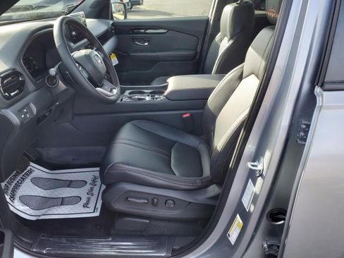 Used 2025 Honda Pilot TrailSport image 14