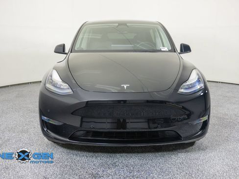 Used 2022 Tesla Model Y Long Range AWD/4WD image 2