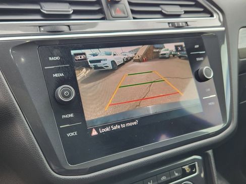 Used 2021 Volkswagen Tiguan SE w/ Panoramic Sunroof Package image 8