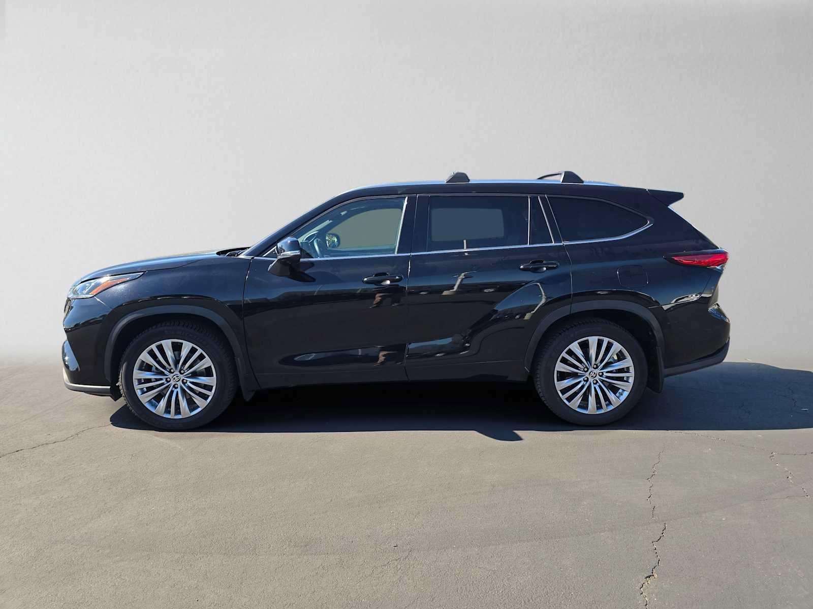 Used 2023 Toyota Highlander Platinum FWD image 6