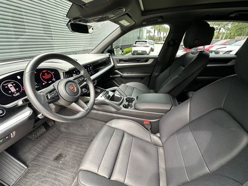 Certified 2024 Porsche Cayenne AWD/4WD image 4