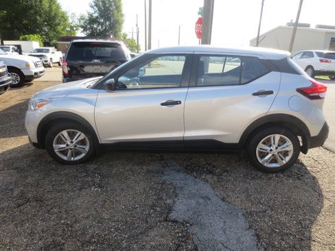 Used 2020 Nissan Kicks S FWD image 1