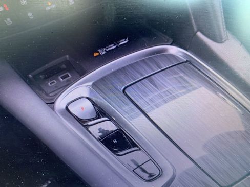 Used 2024 Buick Enclave Premium image 3