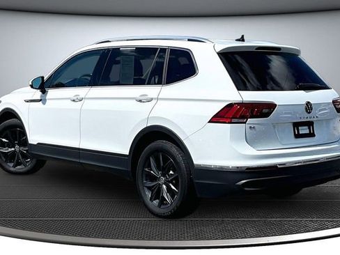 Used 2024 Volkswagen Tiguan SE w/ Panoramic Sunroof Package AWD/4WD image 4