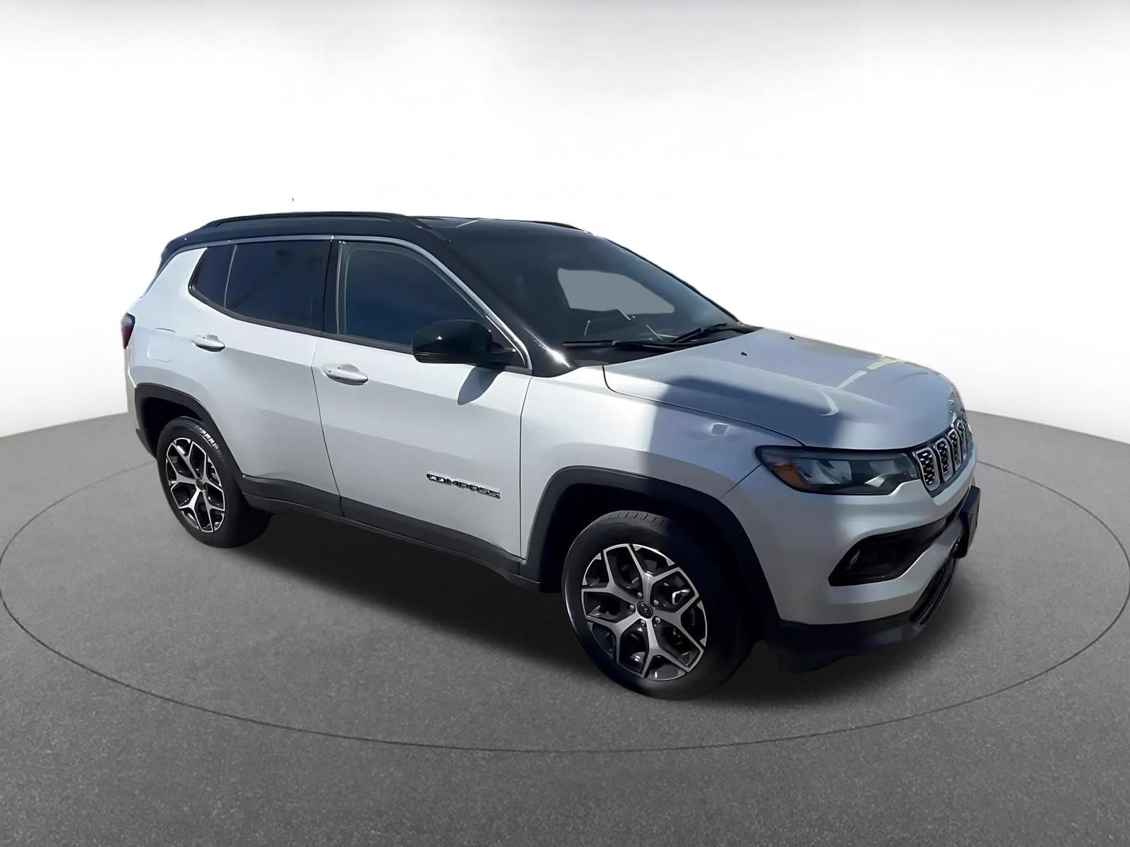 Used 2025 Jeep Compass Limited AWD/4WD image 2