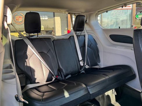 Used 2020 Chrysler Pacifica Touring-L image 14