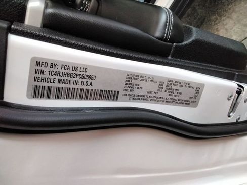 Used 2023 Jeep Grand Cherokee Limited w/ Luxury Tech Group II image 13