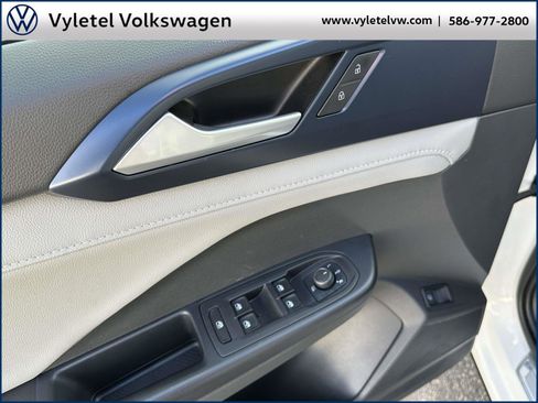 Certified 2023 Volkswagen Taos SE w/ Black Wheel Package image 17