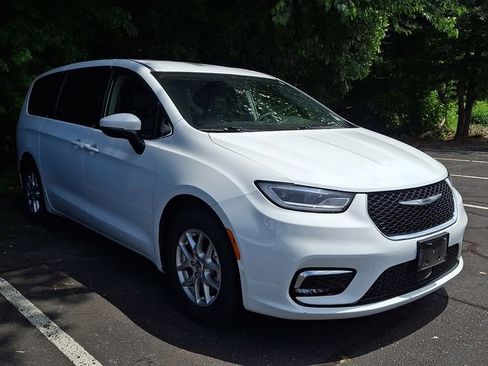 Used 2023 Chrysler Pacifica Touring-L FWD image 3