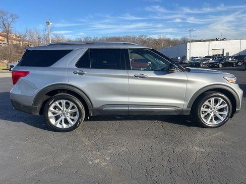 Used 2022 Ford Explorer Platinum w/ Equipment Group 601A image 4