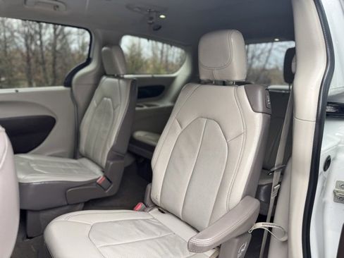 Used 2018 Chrysler Pacifica Touring-L image 12
