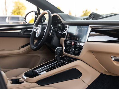 Certified 2026 Porsche Macan AWD/4WD image 44