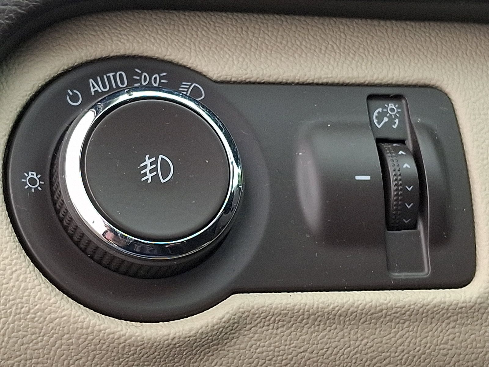 Used 2016 Buick Regal Premium w/ Driver Confidence Package #1 FWD image 23