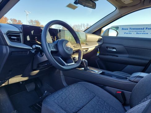 Certified 2025 Nissan Kicks SV w/ Illumination Package image 19