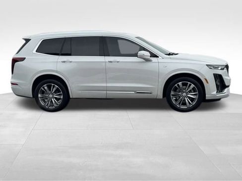 Used 2022 Cadillac XT6 Premium Luxury image 2