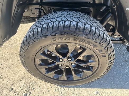 Used 2025 Jeep Gladiator Sport image 26