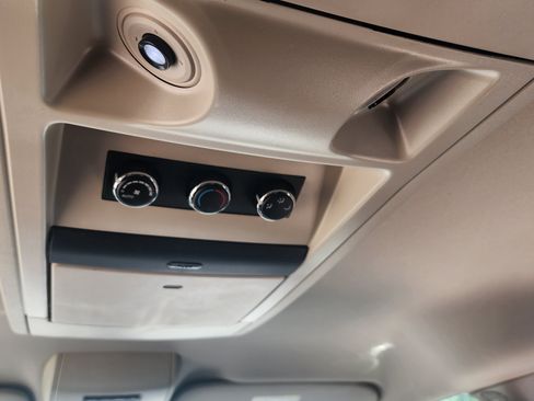Used 2012 Chrysler Town & Country Touring-L w/ Entertainment Group #2 FWD image 7