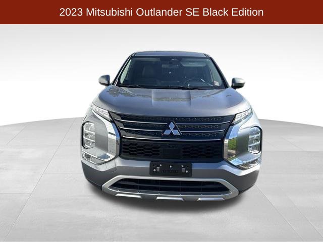 Used 2023 Mitsubishi Outlander SE Black Edition FWD image 2