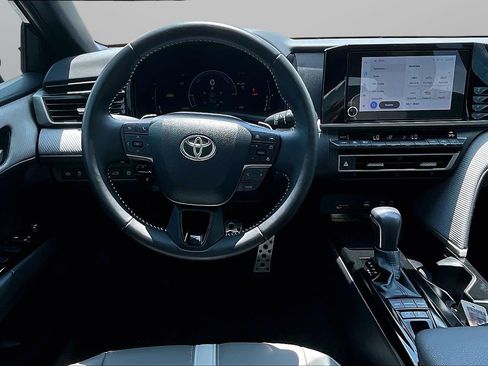 Used 2025 Toyota Camry SE w/ Convenience Package FWD image 5