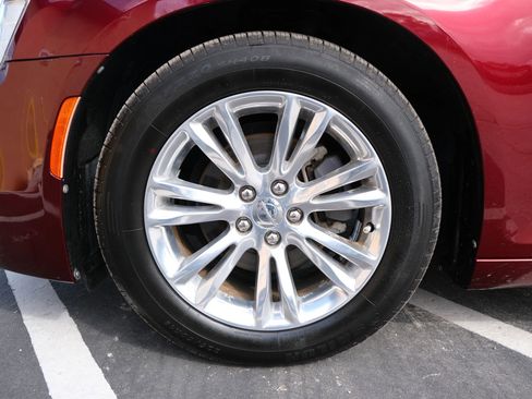 Used 2015 Chrysler 300 C image 10