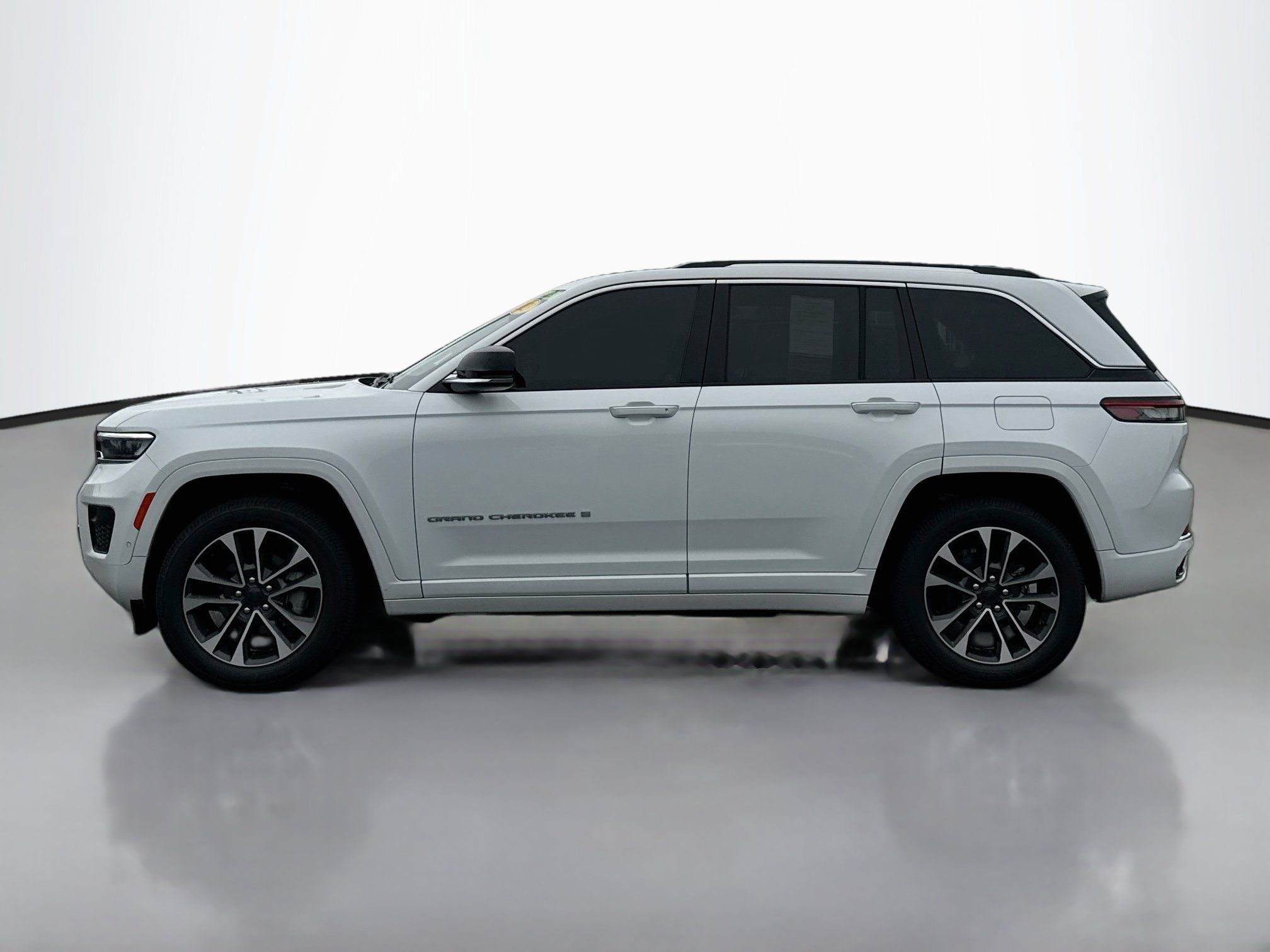 Used 2023 Jeep Grand Cherokee Overland AWD/4WD image 4