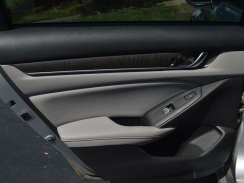Used 2018 Honda Accord Touring image 21